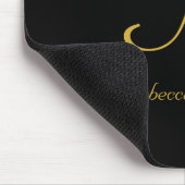 Elegantes Schwarz-Gold-Script-Monogramm Mousepad (Ecke)