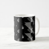 Elegantes Schwarz-Grau-Dreieck Geometrisch Gemuste Kaffeetasse (VorderseiteRechts)