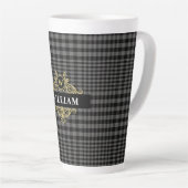 Elegantes Schwarz-Grau-Kariertes Monogramm Milchtasse (Rechte Ecke)