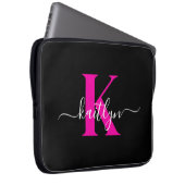 Elegantes Schwarz-Hot-Pink-Script-Monogramm Laptopschutzhülle (Vorne Rechts)