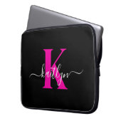 Elegantes Schwarz-Hot-Pink-Script-Monogramm Laptopschutzhülle (Vorderseite Links)
