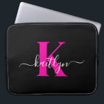 Elegantes Schwarz-Hot-Pink-Script-Monogramm Laptopschutzhülle<br><div class="desc">Diese schlichte,  elegante 15" schwarze Notebook-Hülle mit Ihrem Vornamen in einem trendigen Script-Schriftart in Weiß und Ihre erste Initiale in einem modernen Kappe-Schriftart in Hot-Rosa ist perfekt für Sie. Es ist stilvoll und trendig und dennoch sehr klassisch. Es ist einzigartig - wie du!</div>