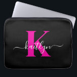 Elegantes Schwarz-Hot-Pink-Script-Monogramm Laptopschutzhülle<br><div class="desc">Diese einfache,  elegante 13" Notebook-Hülle mit Ihrem Vornamen in einem trendigen Script-Schriftart in Weiß und Ihre erste Erstaufnahme in einem modernen Kappe-Schriftart in Hot-Rosa ist perfekt für Sie. Es ist stilvoll und trendig und dennoch sehr klassisch. Es ist einzigartig - wie du!</div>