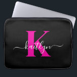 Elegantes Schwarz-Hot-Pink-Script-Monogramm Laptopschutzhülle<br><div class="desc">Diese einfache,  elegante 13" Notebook-Hülle mit Ihrem Vornamen in einem trendigen Script-Schriftart in Weiß und Ihre erste Erstaufnahme in einem modernen Kappe-Schriftart in Hot-Rosa ist perfekt für Sie. Es ist stilvoll und trendig und dennoch sehr klassisch. Es ist einzigartig - wie du!</div>