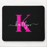 Elegantes Schwarz-Hot-Pink-Script-Monogramm Mousepad<br><div class="desc">Dieses schlichte,  elegante schwarze Mousepad mit Ihrem Vornamen in einem trendigen Schriftart in Weiß,  das Ihren ersten Einstieg in einen modernen Kappe-Schriftart in heißen Rosa geschmückt hat,  eignet sich perfekt für Ihr Büro/Ihren Schreibtisch. Es ist stilvoll und trendig und dennoch sehr klassisch.</div>