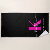 Elegantes Schwarz-Hot-Pink-Script-Monogramm Strandtuch (Vorderseite)