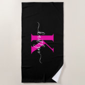 Elegantes Schwarz-Hot-Pink-Script-Monogramm Strandtuch (Vorderseite)
