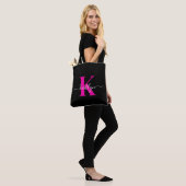 Elegantes Schwarz-Hot-Pink-Script-Monogramm Tasche (Am Model)