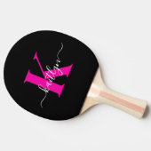 Elegantes Schwarz-Hot-Pink-Script-Monogramm Tischtennis Schläger (Seitenansicht)