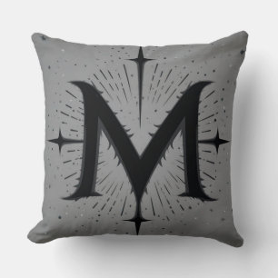 Elegantes Schwarz 'M' Design mit symmetrischen Ste Kissen