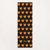 Elegantes Schwarz-Orange-Herzmuster Monogramm Yogamatte (Vorderseite)