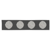 Elegantes Schwarz-Silber-Medaillon mit Prägung Kurzer Tischläufer (Horizontal)