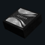 Elegantes Schwarz & Silbergrau-Damaskus-Muster Erinnerungskiste<br><div class="desc">Elegante schwarz-silbergraue Blumengestauke,  monogrammatisch gürtelte Girly-Design.</div>
