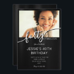 Elegantes Schwarz-Weiß-Foto, fabelhaft 40. Einladung<br><div class="desc">Feiern Sie einen Meilenstein im Stil mit diesem eleganten Schwarz-Weiß-Foto Fabulous 40 Geburtstag Einladung. Das elegante monochrome Design,  die moderne Typografie und ein personalisiertes Foto laden die Sets zu einem eleganten und unvergesslichen 40. Party ein. Passen Sie Ihren Namen,  Ihre Party-Daten und Ihre persönliche Nachricht an.</div>