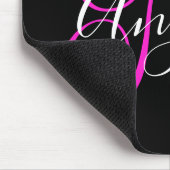 Elegantes Schwarz-Weiß-Hot-Magenta-Monogramm Mousepad (Ecke)