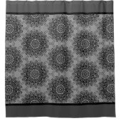 Elegantes Schwarz-Weiß-Mandala-Muster mit Grau Duschvorhang (Vorderseite)