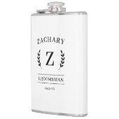 Elegantes Schwarz-Weiß-Monogramm-Trauzeugen-Gesche Flachmann (Links)
