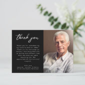 Elegantes Schwarz-Weiß-Script-Begräbnis-Foto Dankeskarte (Stehend Vorderseite)
