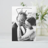 Elegantes Schwarz-Weiß-Script-Foto Hochzeit Dankeskarte (Stehend Vorderseite)