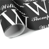 Elegantes Schwarz-Weiß-Script-Monogramm Geschenkpapier (Rolleneckpunkt)