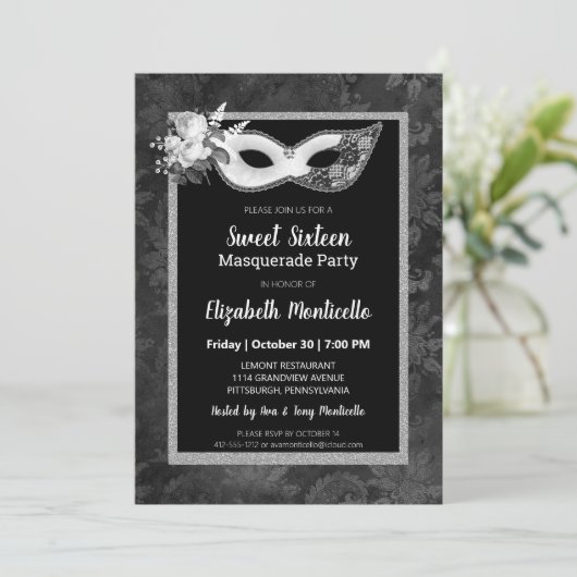 Elegantes Schwarz/Weiß Sweet 16 Masquerade Party Einladung (Stehend Vorderseite)