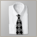 Elegantes Schwarz-Weiß-Tile Krawatte<br><div class="desc">Elegantes schwarz-weißes Kachelmuster.</div>