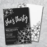 Elegantes Schwarz-weißes 30. Geburtstag Party Einladung<br><div class="desc">Elegant floral Dreißig Schwarz-weiß 30. Geburtstag Party Einladung. Eine lustige, aber elegante 50. Geburtstagsfeier mit mädchenhaften Schwarz-Weiß-Blume für die Jungen im Herzen. Ein spielerisches Blume-Muster umrahmt eine Schriftzeichen-Typografie "sie ist dreißig", vermischt mit einem klassischeren Serif-Schriftart. Feiern Sie dreißig Jahre Leben mit diesem wunderschönen botanischen Design. Der Spaß daran ist, dass...</div>