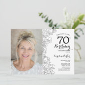 Elegantes Schwarz-weißes florales Foto 70. Geburts Einladung (Stehend Vorderseite)