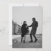 Elegantes Schwarz-weißes formales Skript-Foto Hoch Einladung (Rückseite)