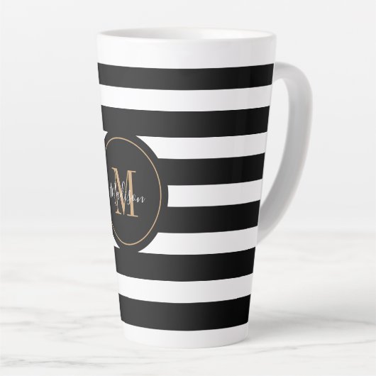 Elegantes Schwarz-weißes Gold Script Monogram Milchtasse (Rechte Ecke)