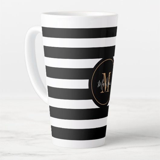 Elegantes Schwarz-weißes Gold Script Monogram Milchtasse (Linke Ecke)