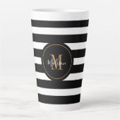 Elegantes Schwarz-weißes Gold Script Monogram Milchtasse (Vorderseite)