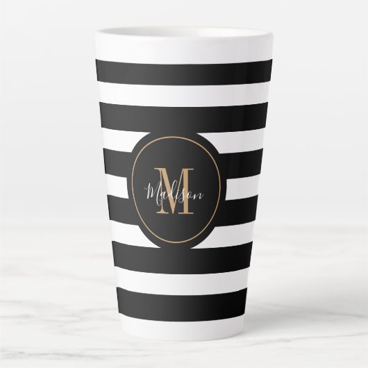 Elegantes Schwarz-weißes Gold Script Monogram Milchtasse (Vorderseite)