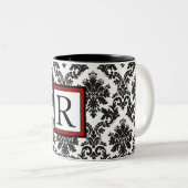 Elegantes Schwarz-weißes Red Damask Monogramm Zweifarbige Tasse (VorderseiteRechts)