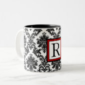 Elegantes Schwarz-weißes Red Damask Monogramm Zweifarbige Tasse (Vorderseite Links)