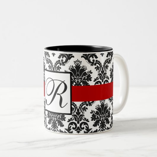 Elegantes Schwarz-weißes Red Damask Monogramm Zweifarbige Tasse (VorderseiteRechts)