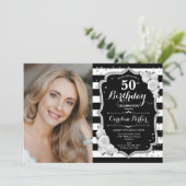 Elegantes Schwarz-weißes Silver Foto 50. Geburtsta Einladung (Stehend Vorderseite)