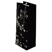 Elegantes schwarzes Blumenmuster Geschenktüte Für Weinflaschen (Rückseite Schrägansicht)