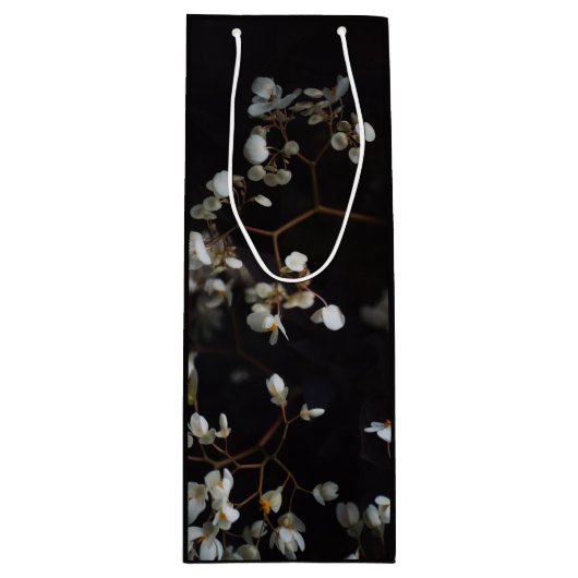 Elegantes schwarzes Blumenmuster Geschenktüte Für Weinflaschen (Vorderseite)