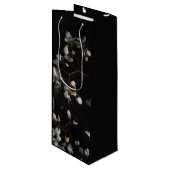 Elegantes schwarzes Blumenmuster Geschenktüte Für Weinflaschen (Vorderseite Schrägansicht)