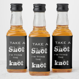 Elegantes Schwarzes Bringen der Verlobung Hochzeit Alkoholflaschenetikett