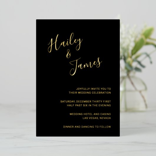 Elegantes Schwarzes Foto Moderne Hochzeit Folieneinladung (Stehend vorne)