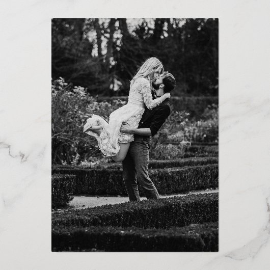 Elegantes Schwarzes Foto Moderne Hochzeit Folieneinladung (Rückseite)