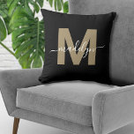 Elegantes Schwarzes Gold Erstname Monogramm Kissen<br><div class="desc">Personalisiertes Schwarz-Gold Anfangsname Monogram Kissen. Dieses elegante Monogramm-Kissen vereint modernen minimalistischen Stil mit einer raffinierten Kante und macht es zu einem vielseitigen Akzent für jedes Zimmer. Es zeichnet sich durch ein gewagtes, flaches Gold aus, das in einer warmen braunen Farbe (ohne Folie oder Schimmer) auf einem schwarzen Hintergrund beginnt und...</div>