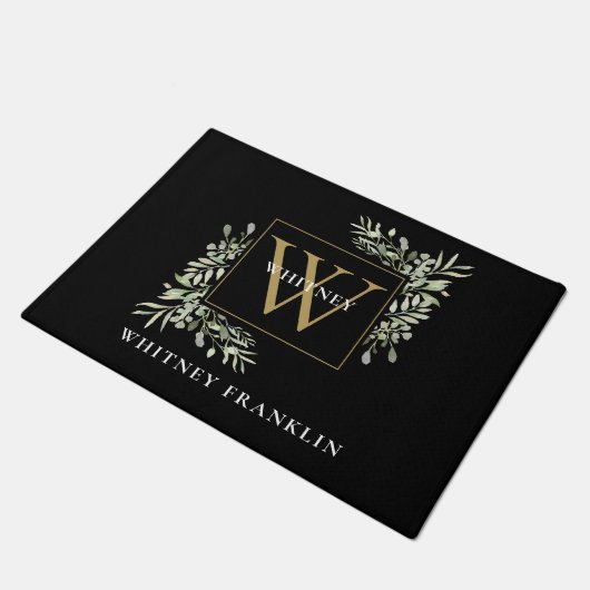Elegantes Schwarzes Gold Monogram Grünfoliage Fußmatte (Schrägansicht)