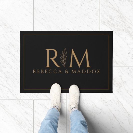 Elegantes schwarzes Gold-Monogramm Fußmatte (Indoor)