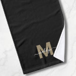 Elegantes Schwarzes Gold-Script-Name Monogram Handtuch<br><div class="desc">Personalisierte Benutzerdefiniert Erstellen Sie Ihr eigenes elegantes Handtuch mit dem Namen Monogram. Mit diesem mit Monogramm Handtuch, das in einem dreifach gestalteten Stil gestaltet ist, verleihen Sie Ihrem Bad eine Touch eleganter Schlichtheit. Mit einem fett vergoldeten Initial (Achtung: das Gold ist eine flache Farbe ohne Schimmer) gepaart mit einem fließenden...</div>