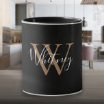 Elegantes Schwarzes Gold-Script-Name Monogram Tasse<br><div class="desc">Stilvolle Schwarz-Gold-Script Monogramm-Tasse. Sie können den Namen,  Monogramm,  um Ihr eigenes einzigartiges Design. Entwickelt von Thisisnotme©</div>