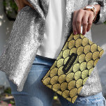 Elegantes Schwarzes Golden Traumstrecke Airolo - G Zubehörtasche<br><div class="desc">Die elegante Black Gold Art Deco Vintage Lüftermuster Personalisierter Name Duffle Bag zeichnet sich durch ein elegantes Deko-Muster in Schwarz und Gold aus. Fügen Sie Ihr individuelles Monogramm,  Ihren Namen oder Text für ein fabelhaftes Geschenk für Familie und Freunde hinzu. Erstellt von Evco Studio www.zazzle.com/store/evcostudio</div>