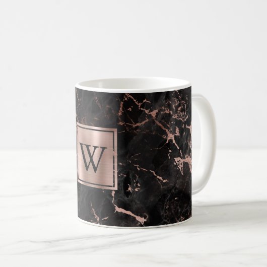 Elegantes Schwarzes Marmor Rose Gold Monogramm Kaffeetasse (VorderseiteRechts)